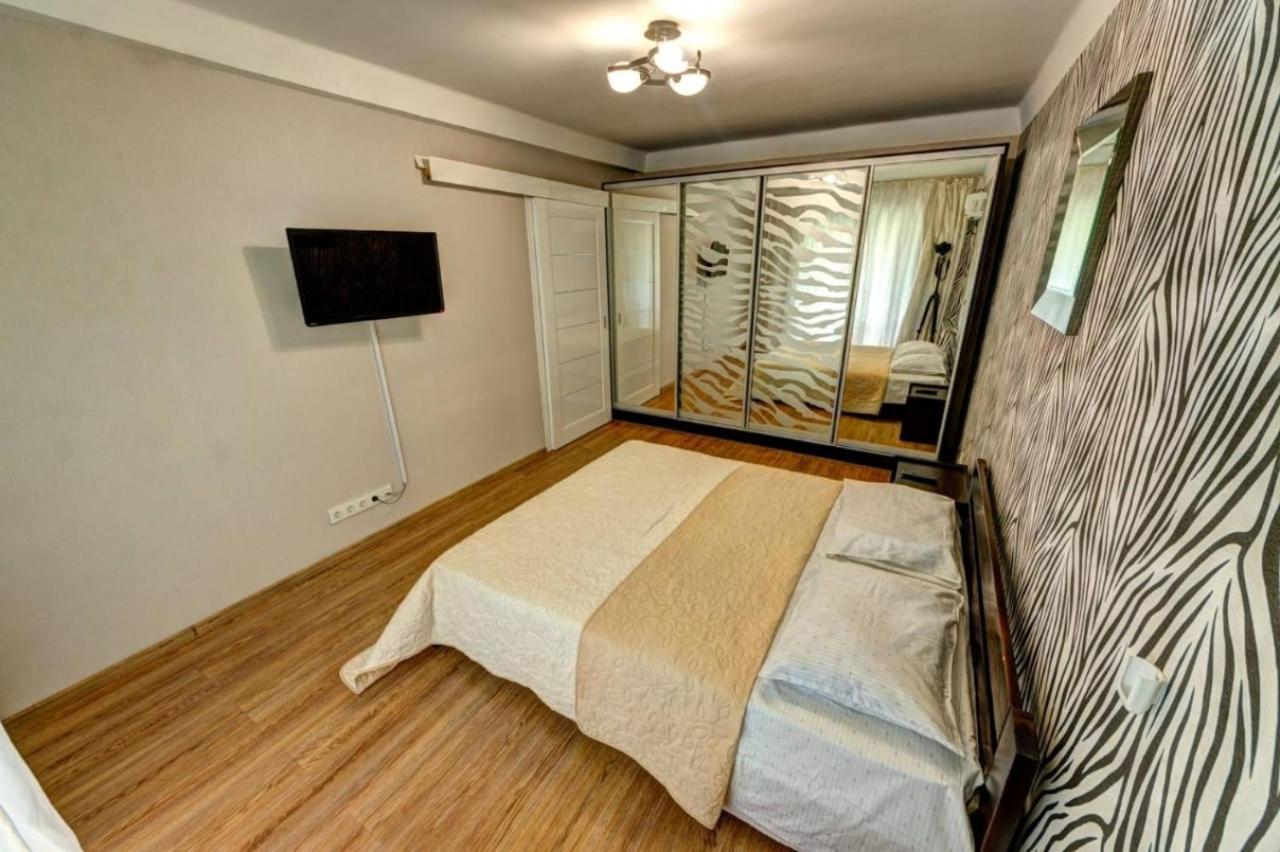 Excellent Apartment Druzhby Narodov Boulevard 3A. Lybedskaya Metro Station Kyjev Exteriér fotografie